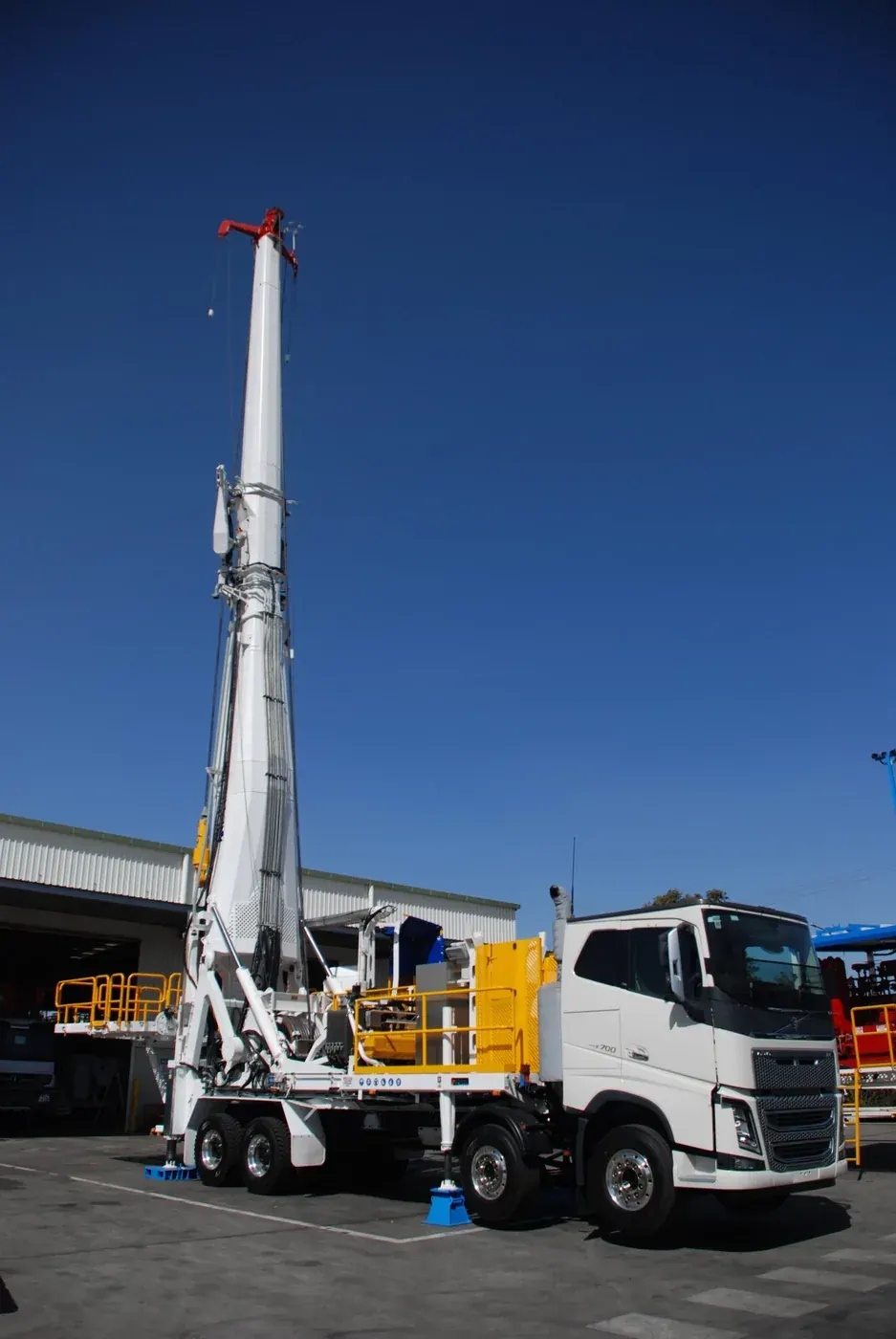 Complete XDR workover rig built by HYDCO, mast up
