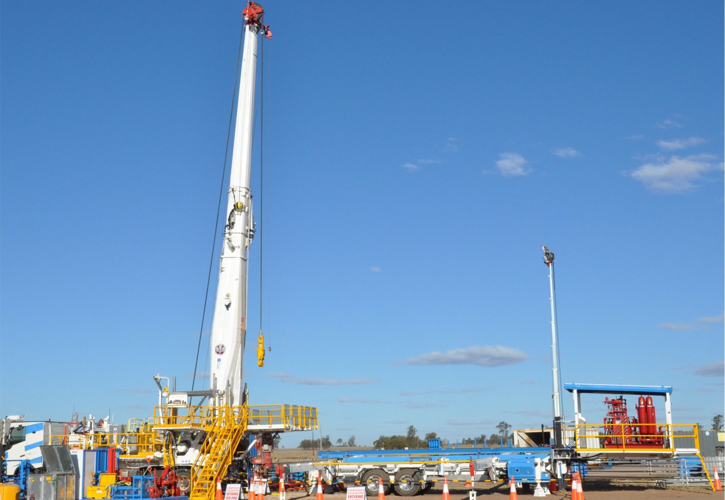 XDR 160 Workover rig with Catwalk on site